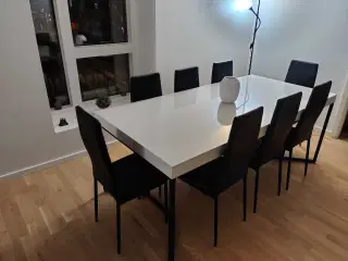  Flot Spisebord med 8 stole til kun 9.000 kr 