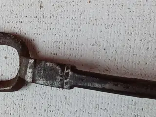 Antik stegegaffel af dekoreret smedejern.