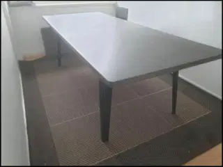 Solidt moderne spisebord 