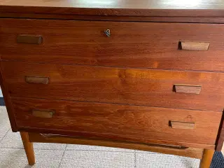Teaktræ kommode. 