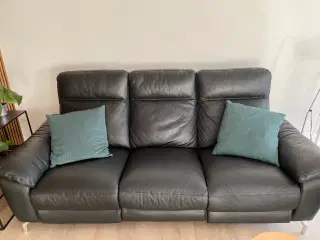 Læder sofa med elektrisk fod skammel