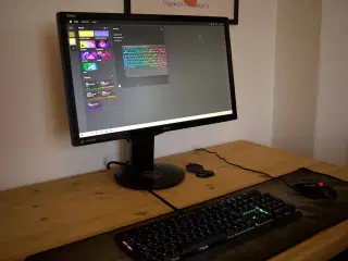 Gamer computer, skærm, tastastur og mus