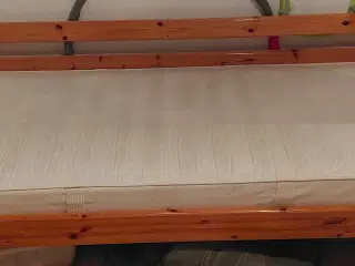 Træ seng med Madras