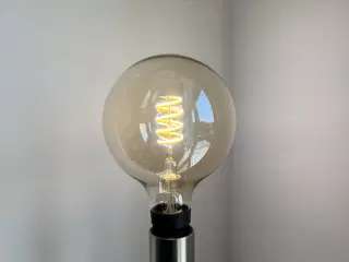 Philips Hue LED pære - E27 Filament Globe 12,5cm
