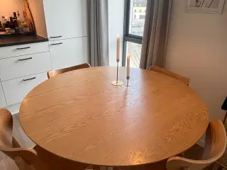 Spisebord med tilhørende stole