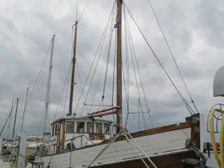 Dejlig 33 fod gaffelrigget motorbåd