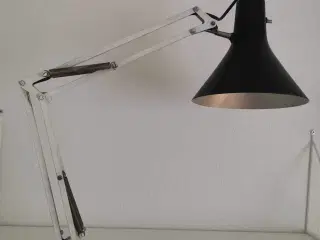 Arkitektlampe med sort skærm