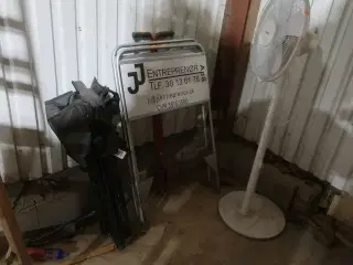 2 stk. skitte, værktøj samt gulvventilator