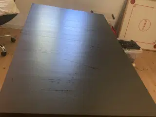 Spisebord i bejset træ