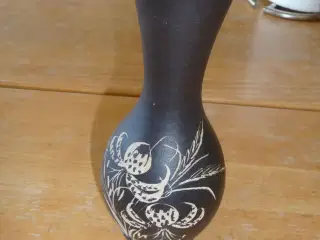 sort keramik vase, med stempel i bunden