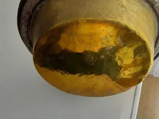 Gammelt antik varme bækken