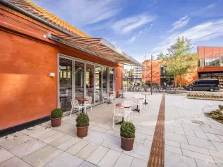 Erhvervslejemål på 1.217 m² med stueplan egnet til retail showroom eller kontor
