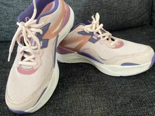 Sketchers sneakers