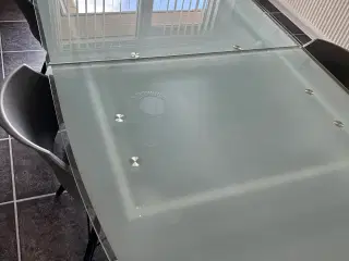 Spisebord med glasbordplade