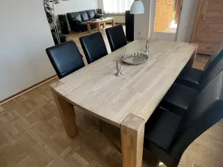Spisebord i massiv egetræ