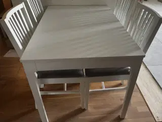 Spisebord med 4 stk. stole fra Ikea