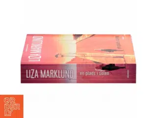 En Plads I Solen af Liza Marklund (Bog)