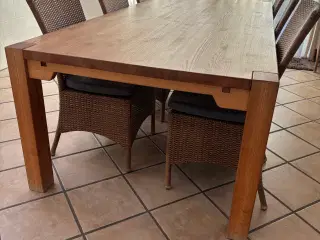 Stort Spisebord med 8 stole fx til sommerhuset