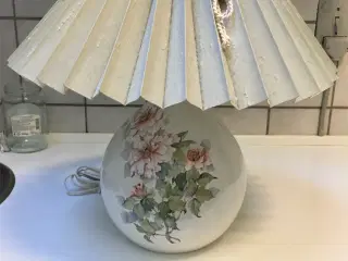 Bordlampe med blomster deco. og vissen grøn skærm