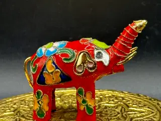 Ældre miniature elefantfigurer sælges.Læs det hele