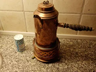 Kaffekande i bronze med fyrfadsvarmer.  Ca 100 år 