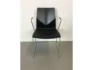 Konferencestol 4-cast line skalstol med sort bejset skal med sort læder på sædet og armlæn.