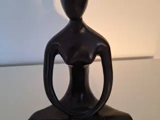 Kvindefigur. Højde 20 cm.