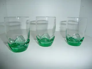 5 sodavans glas med grøn bund