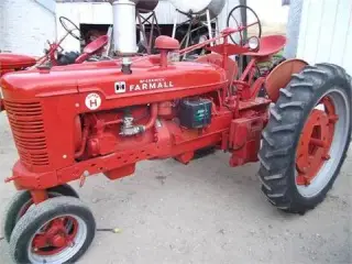 KØBES Diesel traktor gerne m reg attest 