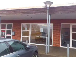 Meget central beliggende butikslokale/klinik/frisørsalon