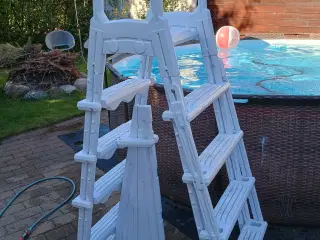Poolstige hvid