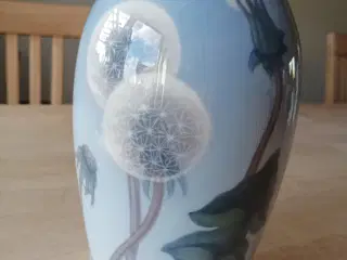 B & G vase med mælkebøtte