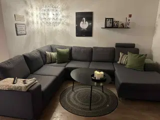 Sofa i grå stof med chaiselong 