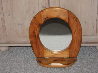 Sjovt spejl som gammelt toiletbræt