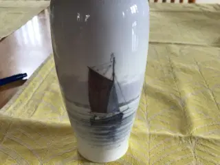 Royal Copenhagen vase - med sejlskib nær som motiv