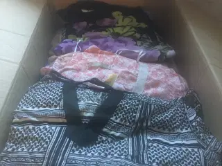 Stor tøjkasse, 30 stykker tøj, alt super Fint