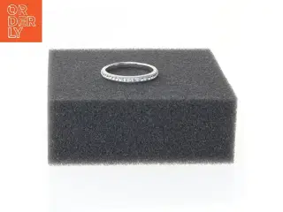 Ring med sten (str. 57)