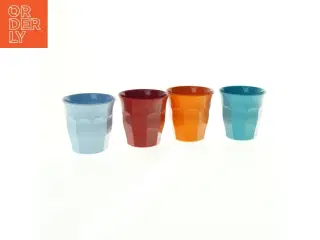 Farverige plastkrus fra Rice (str. 8 x 7,5 cm)