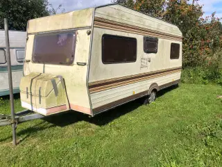 Ældre hobby campingvogn