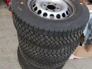 Stålfælge med vinterdæk BRIDGESTONE 235/65R16 C til Mercedes Sprinter