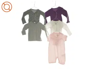 2 bluser, 2 bodystockings og 1 bodydragt (str. 74)