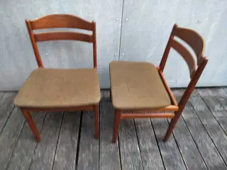 To teaktræs spisestole.