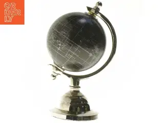 Sort globe med sølvfod (str. 24x11,5 cm)