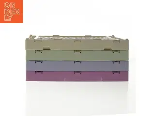 Sæt af stapelbare plastikkasser fra HAY (str. 26,5x17x10,5 cm)