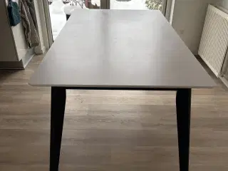 Ilva spisebord med hvid laminat plade og sorte ben