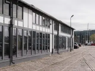 Unikt og moderne kontor i historiske rammer ud til havnefronten og Svanemøllen