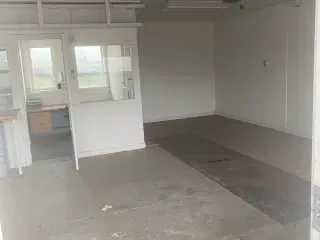 Lager- værkstedslokale med elektrisk port