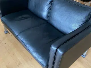2 pers sofa sort læder/spalt ben i børstet stål.  