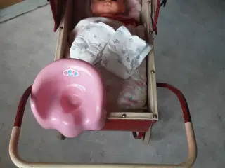 Retro rød dukke barnevogn med retro babydukke.