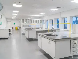 Kombineret kontor. lager & laboratorie i Lautrupparken